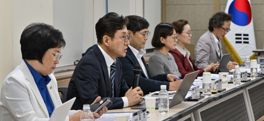 홍창남 국정기획위원회 사회2분과위원장이 지난 20일 경기 정부과천청사 방송통신위원회에서 열린 국정기획위원회 업무보고에서 발언하고 있다. [공동취재·연합뉴스]